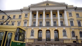 Devant le palais du gouvernement, à Helsinki.