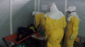 Une équipe médicale en tenue de protection à Gueckedou, dans le sud de la Guinée, le 31 mars 2014.