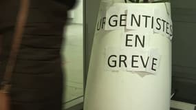 Un message affiché à l'entrée du CHU de Brest, dans le contexte de la grève de plus de trois semaines des médecins urgentistes débutée le 7 novembre.