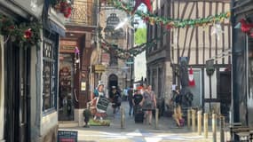 Du 19 au 24 juin, la rue Massacre à Rouen est décorée comme si c'était la période de Noël.