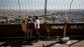 Des visiteurs regardent Paris d'un des deux premiers étages de la Tour Eiffel, le 25 juin 2020