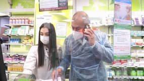 Renaud Nadjahi derrière son comptoir. 