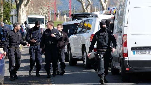 Des gendarmes du GIGN devant le Super U de Trèbes vendredi 23 mars 2018