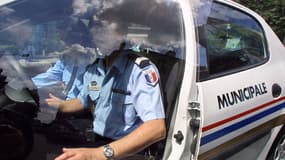 5 policiers municipaux ont été blessés jeudi en poursuivant une voiture en fuite, vers Pierrelatte dans la Drôme.