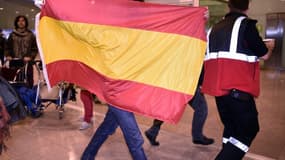 Un homme revêt le drapeau Espagnol