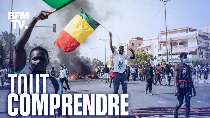 Des manifestants brandissent le drapeau sénégalais lors d'une manifestation à Dakar, le 8 mars 2021.