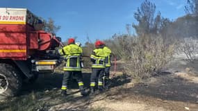 Des pompiers en pleine intervention sur l'incendie de Mouriès, le samedi 4 février 2023.