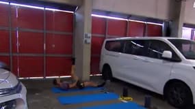 Olivier Giroud en train de s'échauffer dans un parking avant Brest-Lille le 17 août 2025