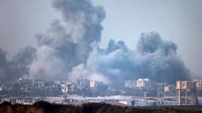 De la fumée s'échappe au-dessus de Gaza après des frappes israéliennes, le 3 décembre 2023
