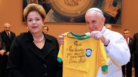 Le pape François a reçu des mains de Dilma Rousseff un maillot dédicacé par Pelé.