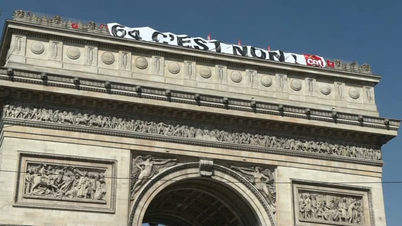Des manifestants occupent l'Arc de Triomphe contre la réforme des retraites ce mercredi à Paris.
