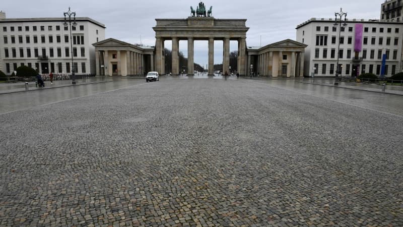 Allemagne: une voiture s'écrase contre la Porte de Brandebourg à Berlin, mort du conducteur