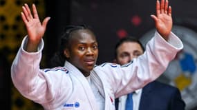La judoka française Clarisse Agbégnénou fête sa médaille de bronze contre Andreja Leski de Slovénie après un combat au Championnat du Monde de Judo à Abu Dhabi le 21 mai 2024