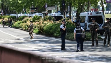 Des policiers sur les lieux de l'attaque au couteau dans un parc sur les bords du lac d'Annecy (Haute-Savoie) le 8 juin 2023 (illustration)