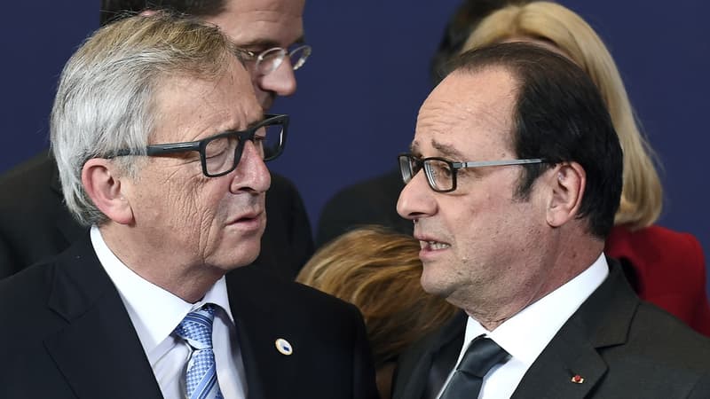 Le président de la Commission européenne, Jean-Claude Juncker, en pleine conversation avec le président français lors d'un sommet bruxellois en avril 2015.