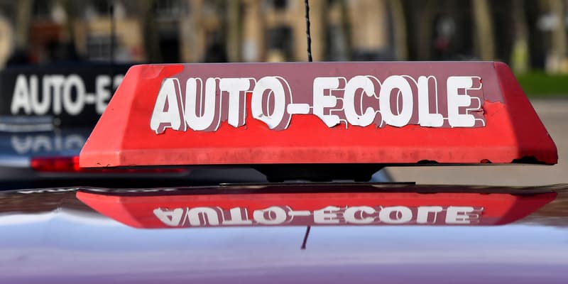Des véhicules d'auto-écoles sont stationnés sur la place des Quinquonces à Bordeaux, le 11 février 2019. (Illustration)