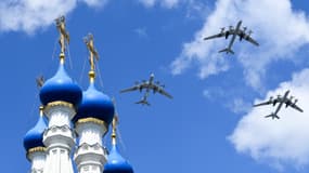Des bombardiers russes Tupolev Tu-95MS volent au-dessus de Moscou, lors d'une parade militaire, le 24 juin 2020