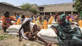 Des Somaliens déplacés attendent une distribution d'aide alimentaire à Mogadiscio. Les camps d'urgence mis sur pied dans l'est de l'Afrique, où plus de 12 millions de personnes sont touchées par la famine due à la sécheresse qui frappe la Somalie, l'Ethio