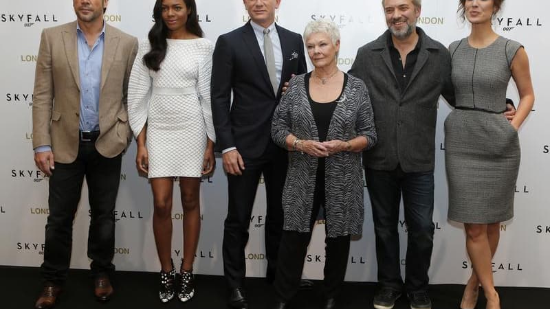 Sam Mendes (2e à droite) et les acteurs de "Skyfall", en octobre dernier à Londres. En dépit du succès rencontré par ce film, le réalisateur britannique a refusé de mettre en scène le prochain James Bond, qui sera le 24e opus de la série. /Photo prise le