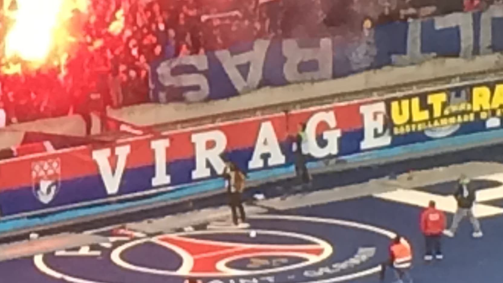 Le bâche des ultras marseillais affichée par les supporters du PSG Le bâche des ultras marseillais affichée par les supporters du PSG