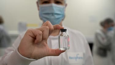 Une employée montre une dose du vaccin Moderna contre le Covid-19, le 22 avril à Monts, en France