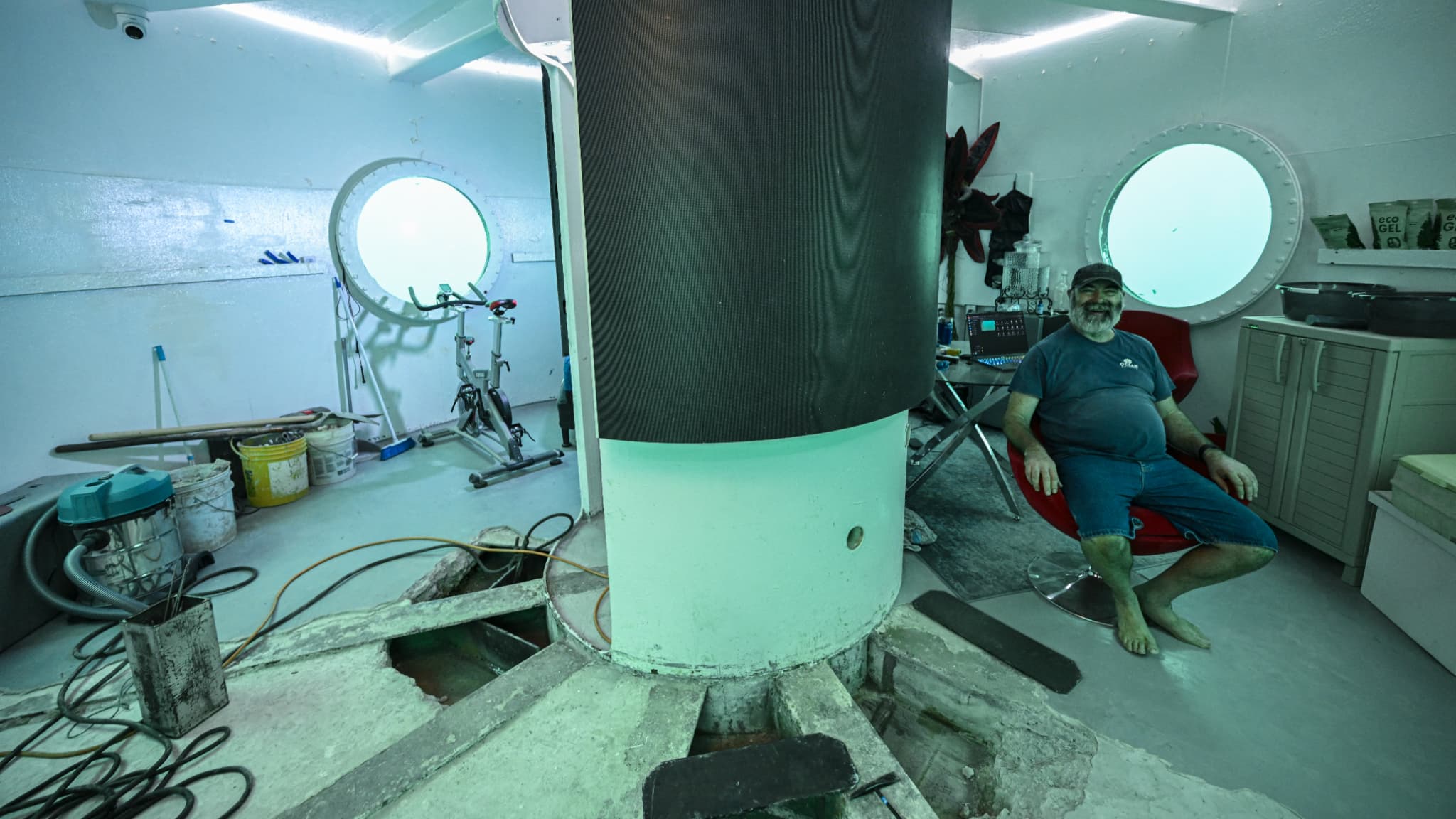Rudiger Koch assis sur une chaise à l'intérieur de sa capsule sous-marine au large de Puerto Lindo, au Panama. Le 26 novembre 2024.