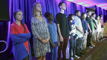 Greta Thunberg (gauche) aux côtés des quinze autres enfants avec qui elle a déposé plainte