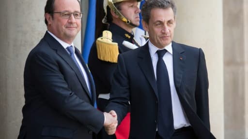 Le président français François Hollande (g) et son prédécesseur Nicolas Sarkozy, le 26 juin 2016 à l'Elysée à Paris