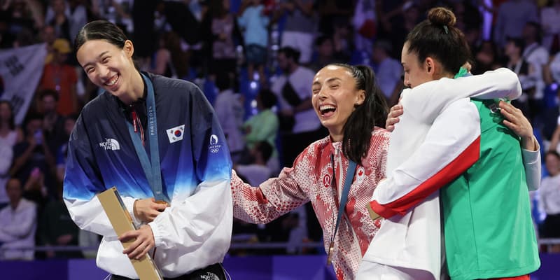 Kimia Alizadeh et Nahid Kiani s'enlacent sur le podium aux JO de Paris 2024.
