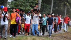 Des migrants honduriens San Pedro Sula, à 300 km au nord de Tegucigalpa, pour se rendre à la frontière avec le Guatemala le 10 avril 2019