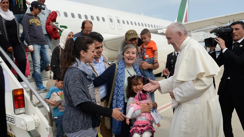 Le pape accueille trois familles de réfugiés ramenées de Lesbos, à Rome, le 16 avril.