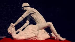 L'œuvre représente un soldat soviétique en train de violer une femme enceinte.