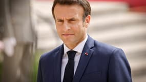 Emmanuel Macron lors de la revue des troupes à l'Elysée, le 7 mai 2022