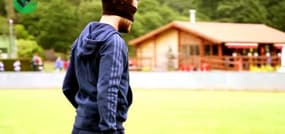 Juan Mata marque quatre coups francs… les yeux bandés. 