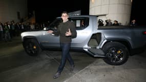 RJ Scaringe, le patron de Rivian, devant le pick-up qui a fait le succès d'image de la marque. Les véhicules doivent être commercialisés en 2020.