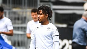 Oussama Falouh, à l'échauffement avec Angers avant un match de Ligue 1 face à Dijon le 8 mai 2021