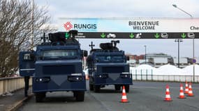 Les véhicules blindés à l'entrée du marché de Rungis, aujourd'hui.