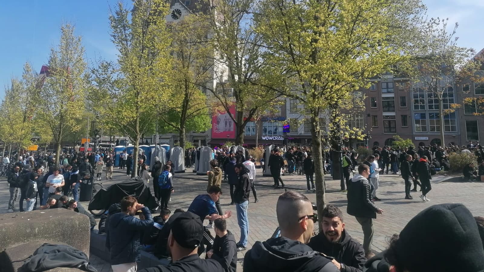 Les supporters marseillais se rassemblent à Rotterdam avant le match contre le Feyenoord, le 28 avril 2022