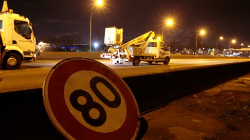 Dépose d'un panneau de signalisation à 80 km/h le long du périphérique parisien, le 7 janvier 2014.