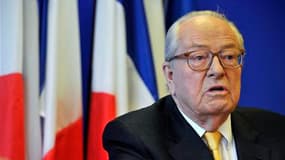 Le président du Front national, Jean-Marie Le Pen, a approuvé la démarche du ministre de l'Intérieur contre un homme présumé polygame, déplorant même qu'on ne puisse pas aller plus loin que la déchéance de nationalité. /Photo prise le 12 avril 2010/REUTER