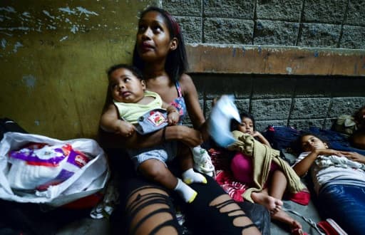 Esmeralda Castillo et sa fille sont parmi les migrants honduriens à San Pedro Sula, à 300 km au nord de Tegucigalpa, qui se rendent à la frontière avec le Guatemala le 10 avril 2019 Esmeralda Castillo et sa fille sont parmi les migrants honduriens à San Pedro Sula, à 300 km au nord de Tegucigalpa, qui se rendent à la frontière avec le Guatemala le 10 avril 2019