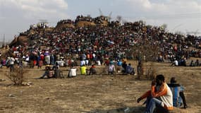 Rassemblement en mémoire des mineurs tués par la police à Rustenburg, en Afrique du Sud. Le ministre sud-africain de la Justice a reproché vendredi au parquet d'avoir inculpé 270 grévistes de la mine de Marikana pour le meurtre de 34 de leurs collègues, t