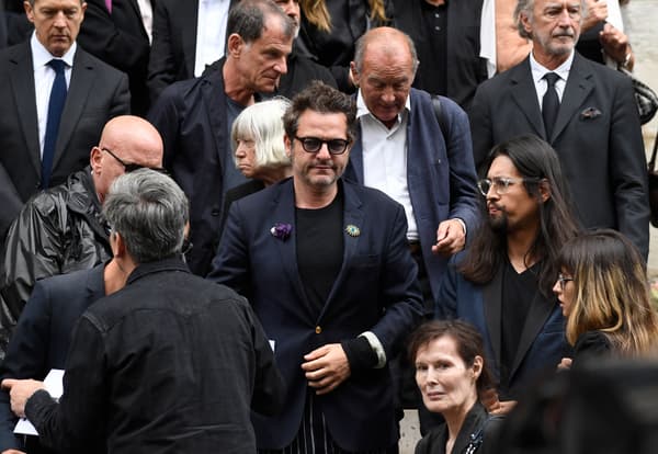 Lulu Gainsbourg (à droite), le fils de Serge Gainsbourg, accompagné de sa mère Bambou, aux obsèques de Jane Birkin le 24 juillet à l'église Saint-Roch (Paris Ier)