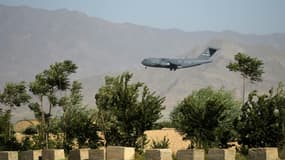 Un avion  de transport américain atterrit à la base de Bagram le 1er juillet 2021 dans le cadre du départ des troupes américaines d'Afghanistan (photo d'illustration)