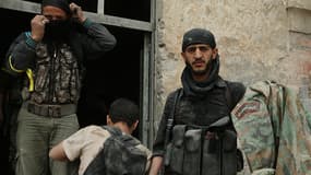 Des rebelles syriens exposent une veste militaire d'un soldat de Bachar Al-Assad.