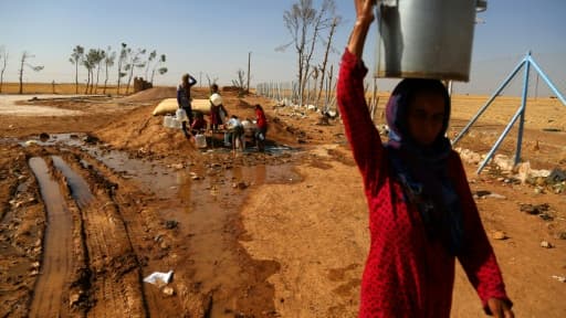 Une Syrienne ayant fui les combats de Raqa au camp de Ras al-Ain, sur le frontière turco-syrienne, le 9 juin 2017 Une Syrienne ayant fui les combats de Raqa au camp de Ras al-Ain, sur le frontière turco-syrienne, le 9 juin 2017