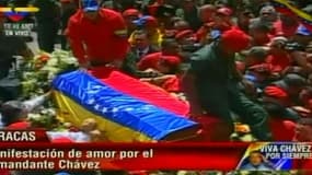La procession du cerceuil de Hugo Chavez à travers Caracas