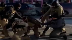 Une image des agents de l’ICE arrêtant un manifestant, Alex Pretti, avant qu’il ne soit abattu, le 24 janvier 2026.