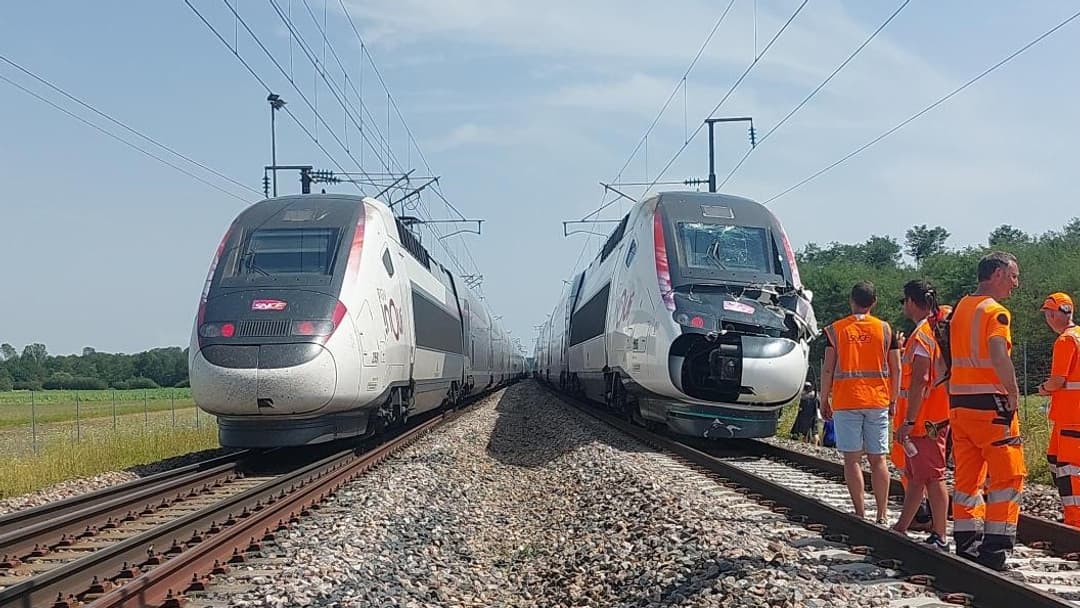Le train endommagé par un arbre ce 31 juillet 2024 suite aux orages et le TGV de remplacement venu récupérer les passagers Le train endommagé par un arbre ce 31 juillet 2024 suite aux orages et le TGV de remplacement venu récupérer les passagers