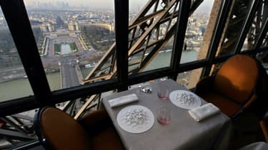Distingué par les guides gastronomiques, le restaurant Le Jules Verne, où dîneront les couples Trump et Macron jeudi, est perché au deuxième étage de la Tour Eiffel et offre une vue époustouflante depuis le plus célèbre monument de Paris.